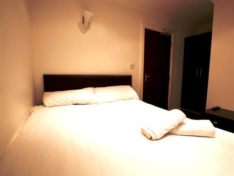 Cranford Hotel Илфорд Экстерьер фото